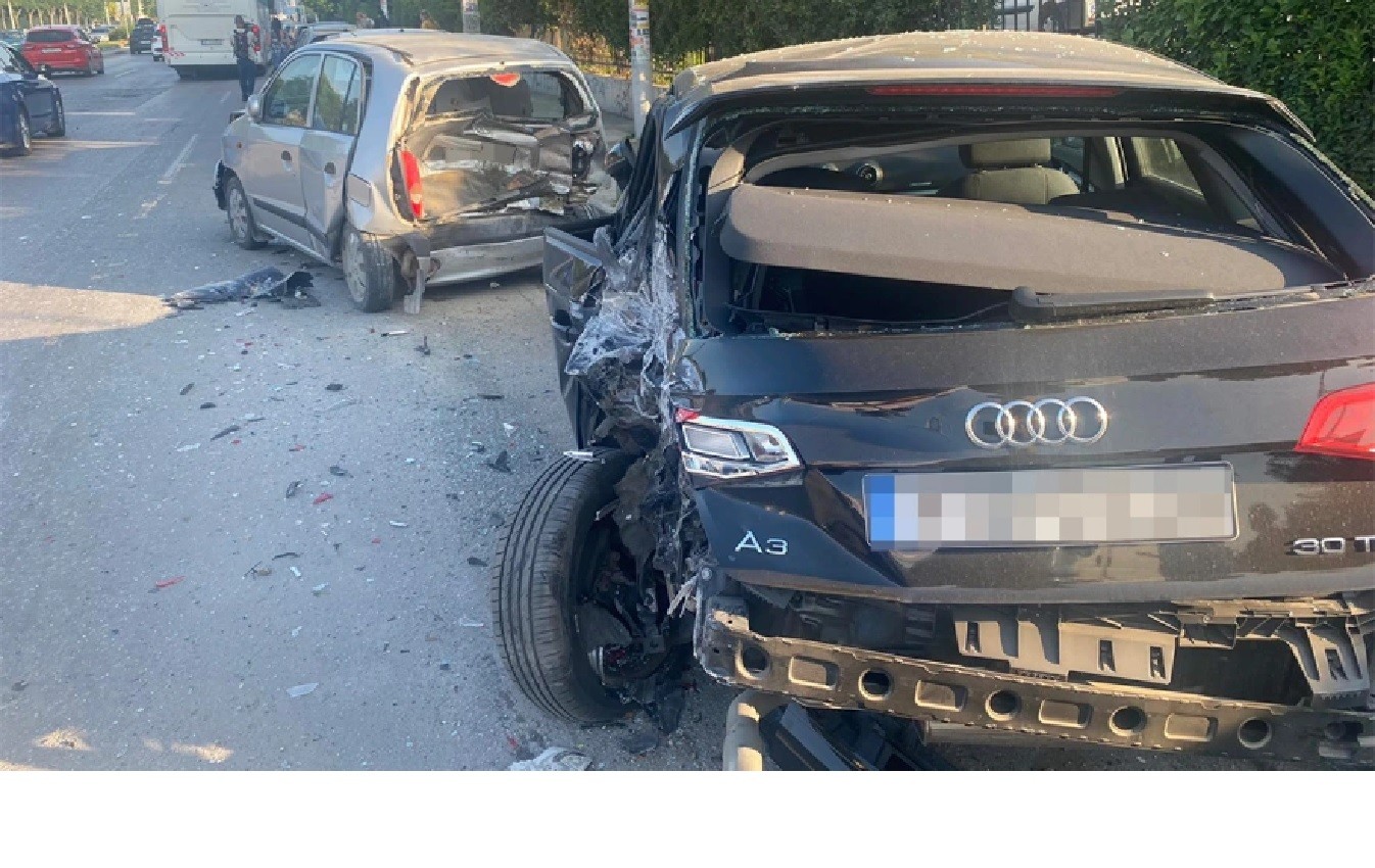 Θεσσαλονίκη: Τουριστικό λεωφορείο έπεσε πάνω σε 10 σταθμευμένα αυτοκίνητα (pics)