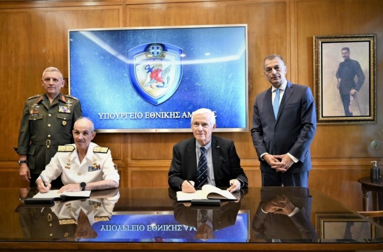 Ίδρυμα Λασκαρίδη: Έπεσαν οι υπογραφές για τη δωρεά του πλοίου «Περσέας» στο Πολεμικό Ναυτικό (pic)