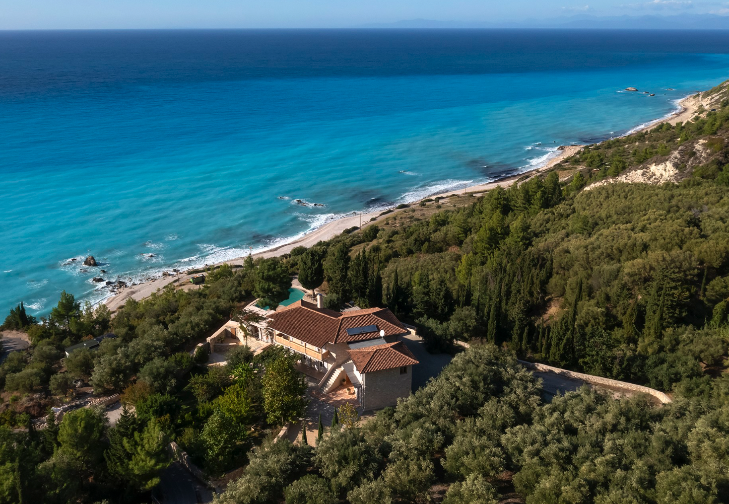 5 εντυπωσιακές βίλες προς ενοικίαση στην Λευκάδα – Μέσα στο πράσινο με θέα στο γαλάζιο του Ιονίου