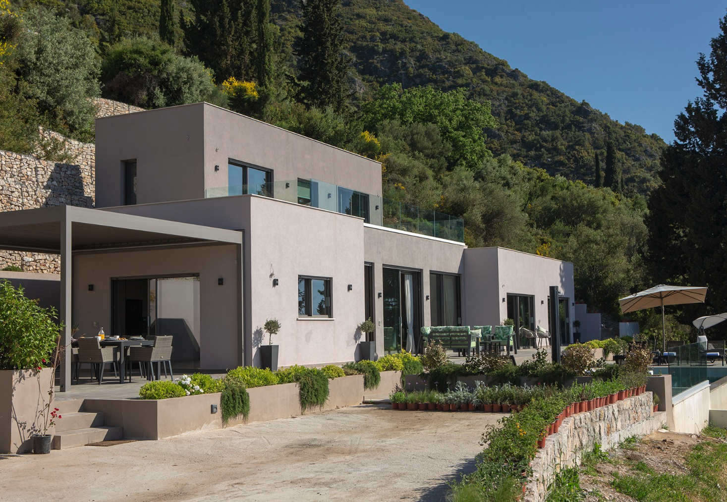 5 εντυπωσιακές βίλες προς ενοικίαση στην Λευκάδα – Μέσα στο πράσινο με θέα στο γαλάζιο του Ιονίου