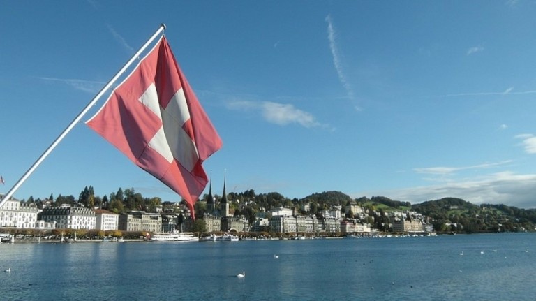 «Ναι» στον νέο κλιματικό νόμο και στον ελάχιστο εταιρικό φόρο είπαν σε δημοψήφισμα οι Ελβετοί