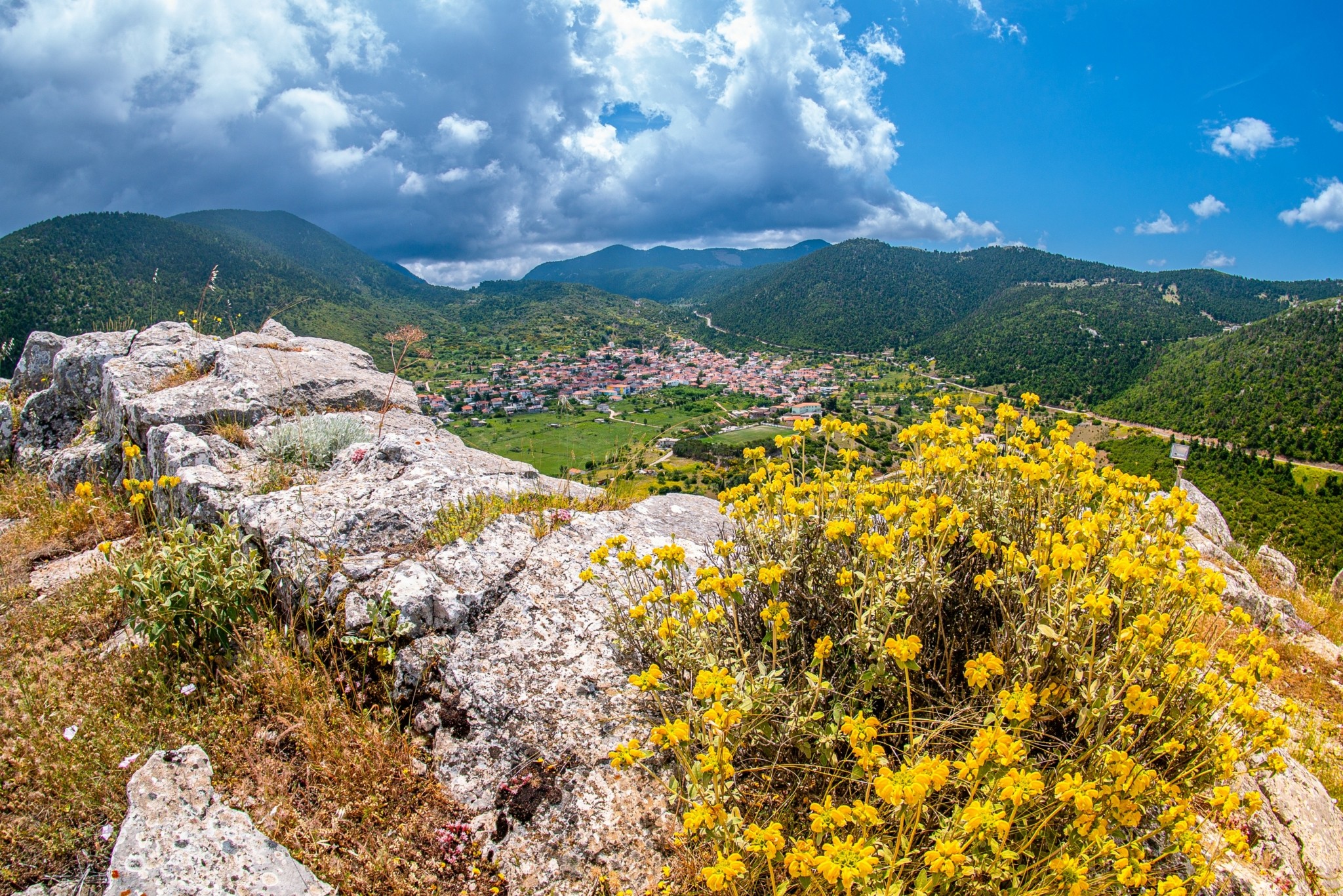 Ενας κρυμμένος καταπράσινος παράδεισος – Η διαδρομή προς το οροπέδιο Αρβανίτσα στο όρος Ελικώνας