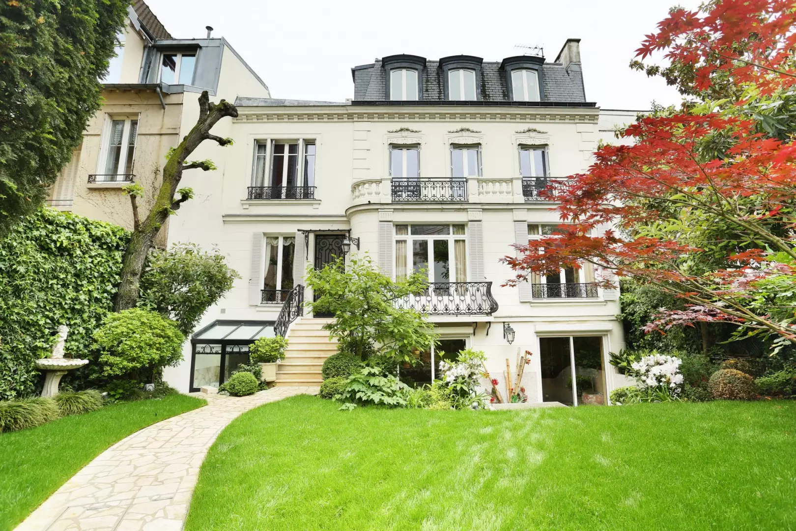 H πιο ακριβή περιοχή του Παρισιού – Εχει μόνο 100 σπίτια, πύλη εισόδου και φυλάσσεται 24 ώρες