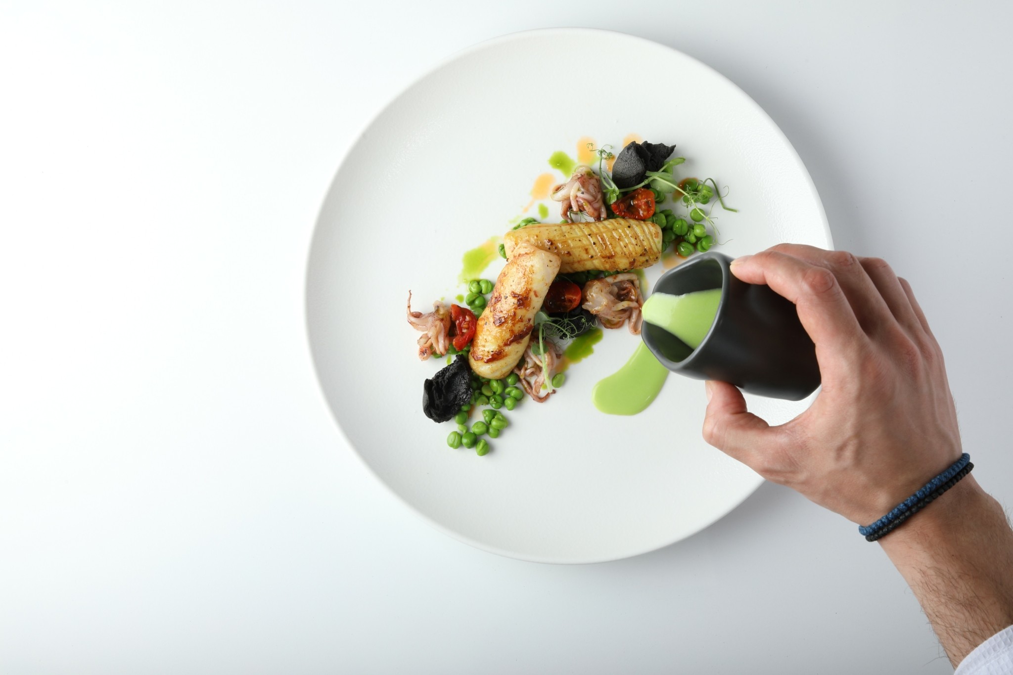 Ενας κορυφαίος Ελληνας bartender σε ένα μαγικό μπαλκόνι της Σαντορίνης