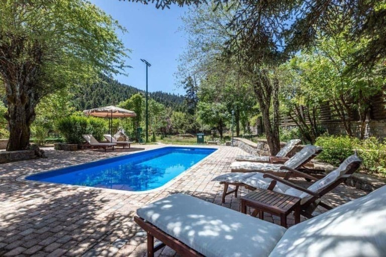 Μια όαση δροσιάς στα 1.330 μέτρα υψόμετρο, μέσα στη φύση της Αρκαδίας, δύο ώρες από την Αθήνα