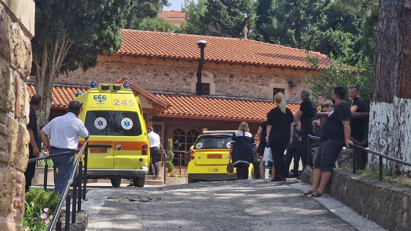 Θρήνος στην κηδεία της 16χρονης που πέθανε στη Χαλκιδική