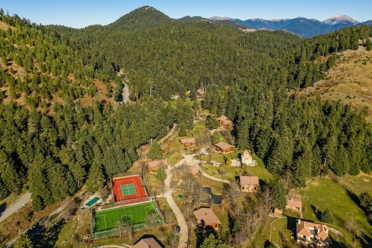 Μια όαση δροσιάς στα 1.330 μέτρα υψόμετρο, μέσα στη φύση της Αρκαδίας, δύο ώρες από την Αθήνα