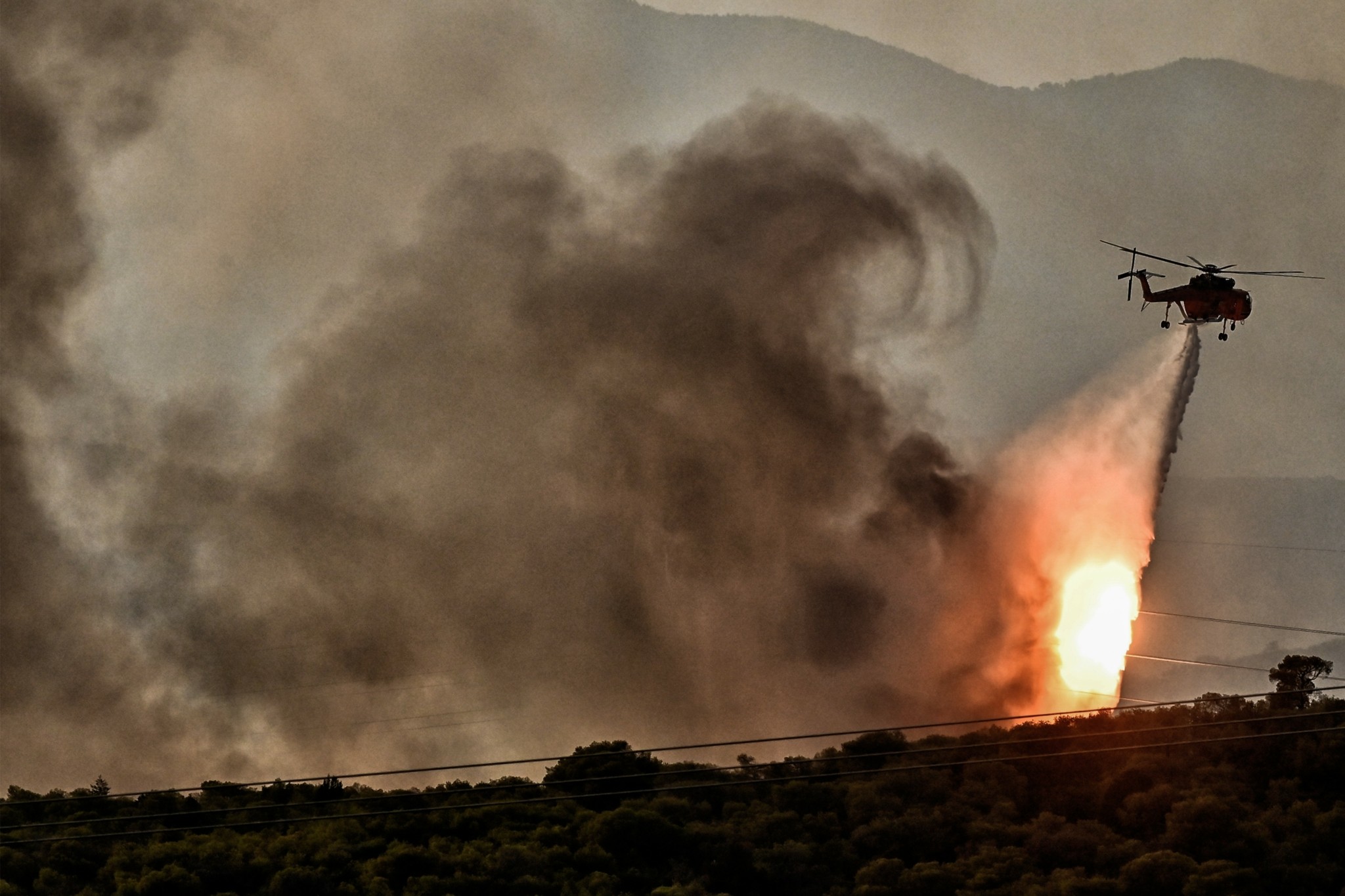 Απειλεί σπίτια στα Μέγαρα η φωτιά – Μεγάλες αναζωπυρώσεις σε Αγία Σωτήρα, Στεφάνη και Οινόη (vids + upd)