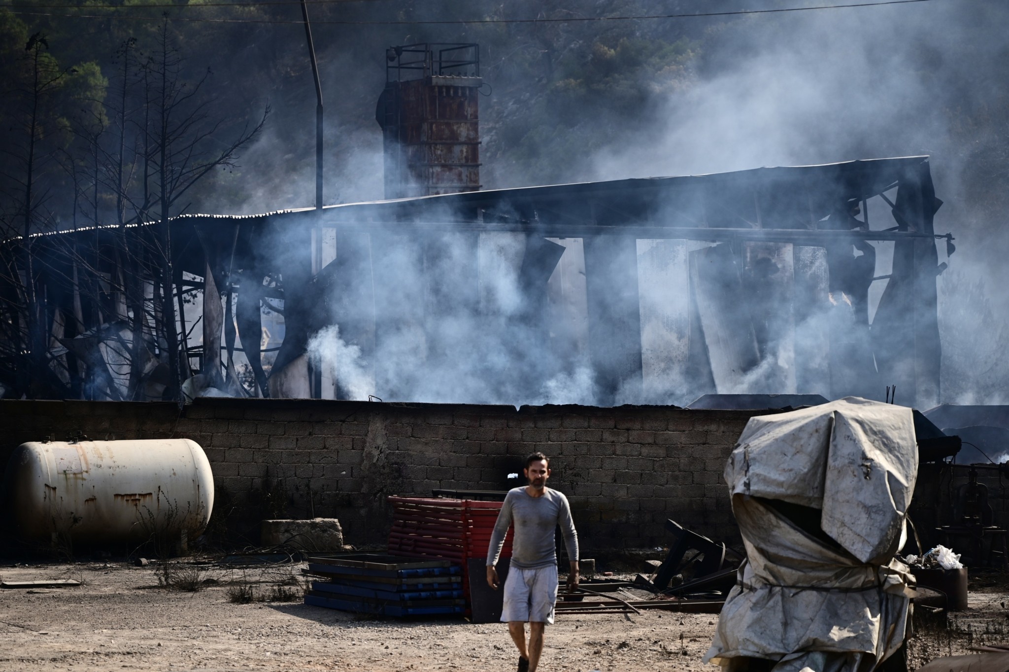 Χωρίς ενεργό μέτωπο η Δυτική Αττική – Καλύτερη η εικόνα σε Λακωνία και Ρόδο (vid) (upd)