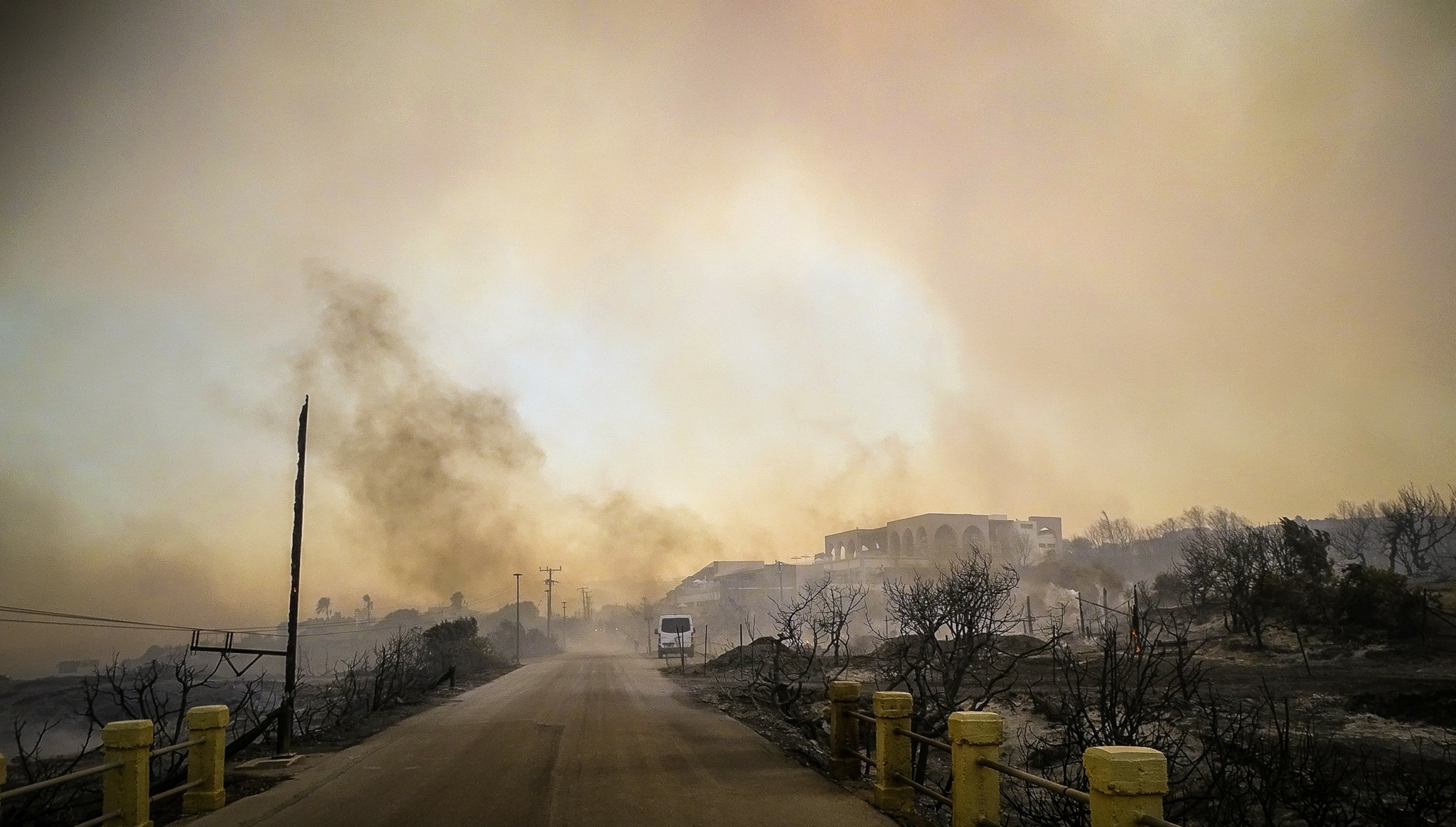 Φωτιά στη Ρόδο: Μαίνεται σε τρία μέτωπα – Κάηκαν σπίτια, εκκενώθηκαν οικισμοί (vid-pics)