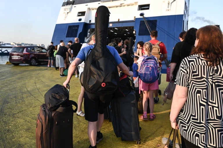 Συνεχίζεται η μαζική έξοδος των αδειούχων – Γεμάτες οι αποβάθρες του Πειραιά (pics)