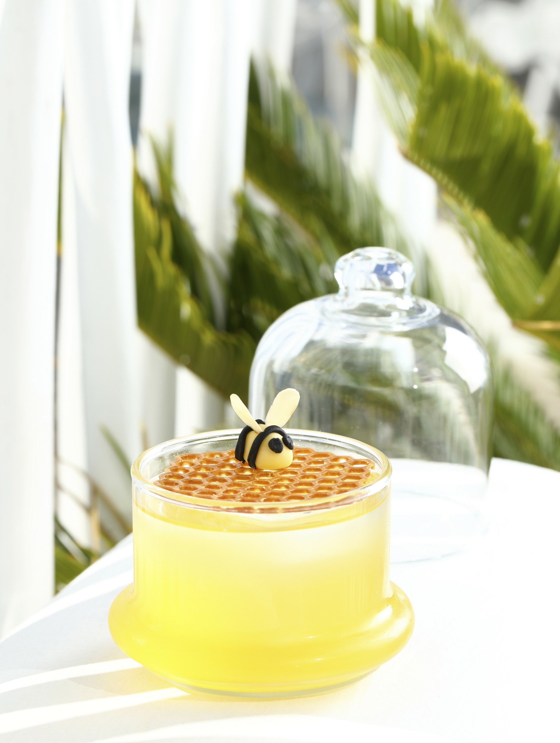 Ενας κορυφαίος Ελληνας bartender σε ένα μαγικό μπαλκόνι της Σαντορίνης