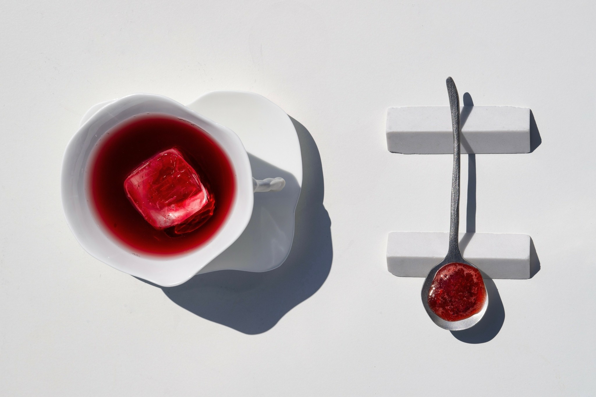 Ενας κορυφαίος Ελληνας bartender σε ένα μαγικό μπαλκόνι της Σαντορίνης