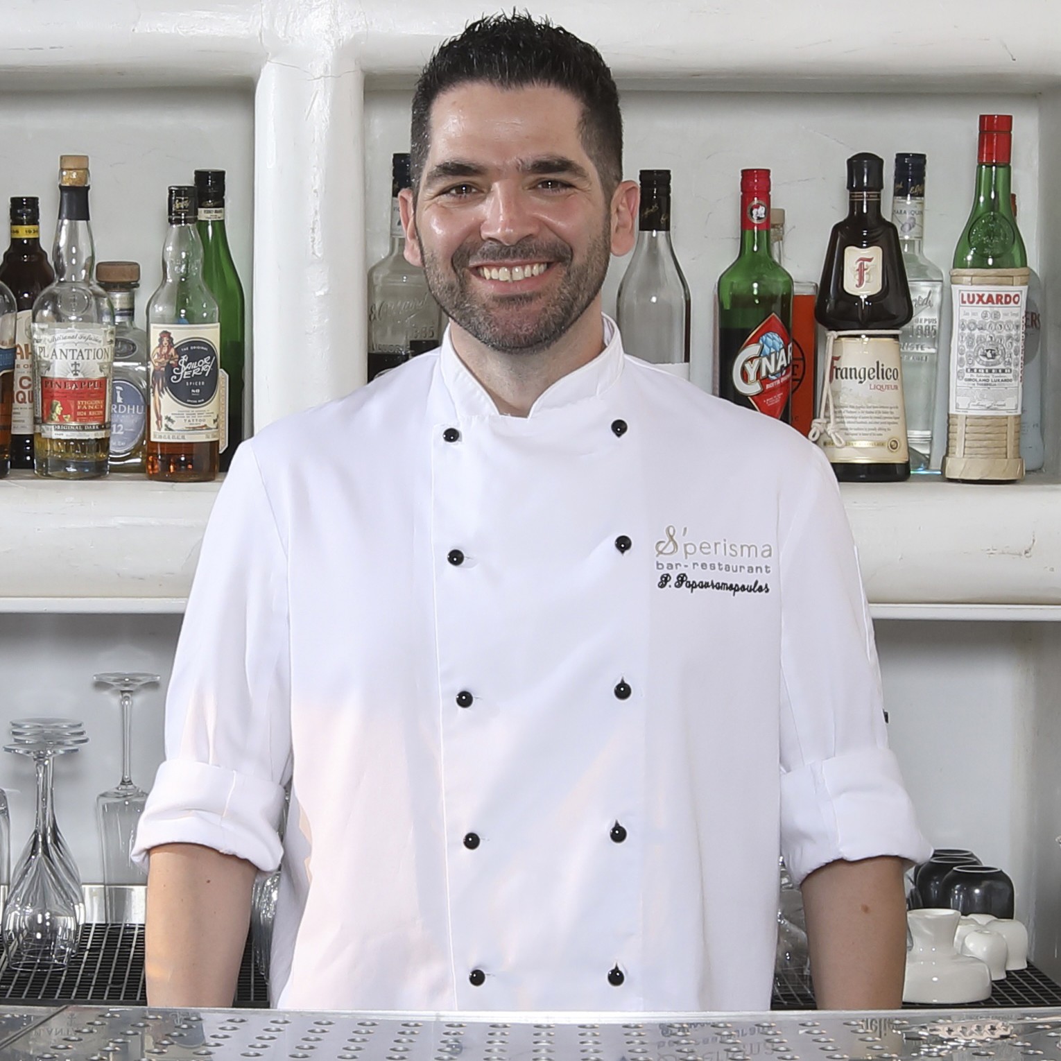 Ενας κορυφαίος Ελληνας bartender σε ένα μαγικό μπαλκόνι της Σαντορίνης