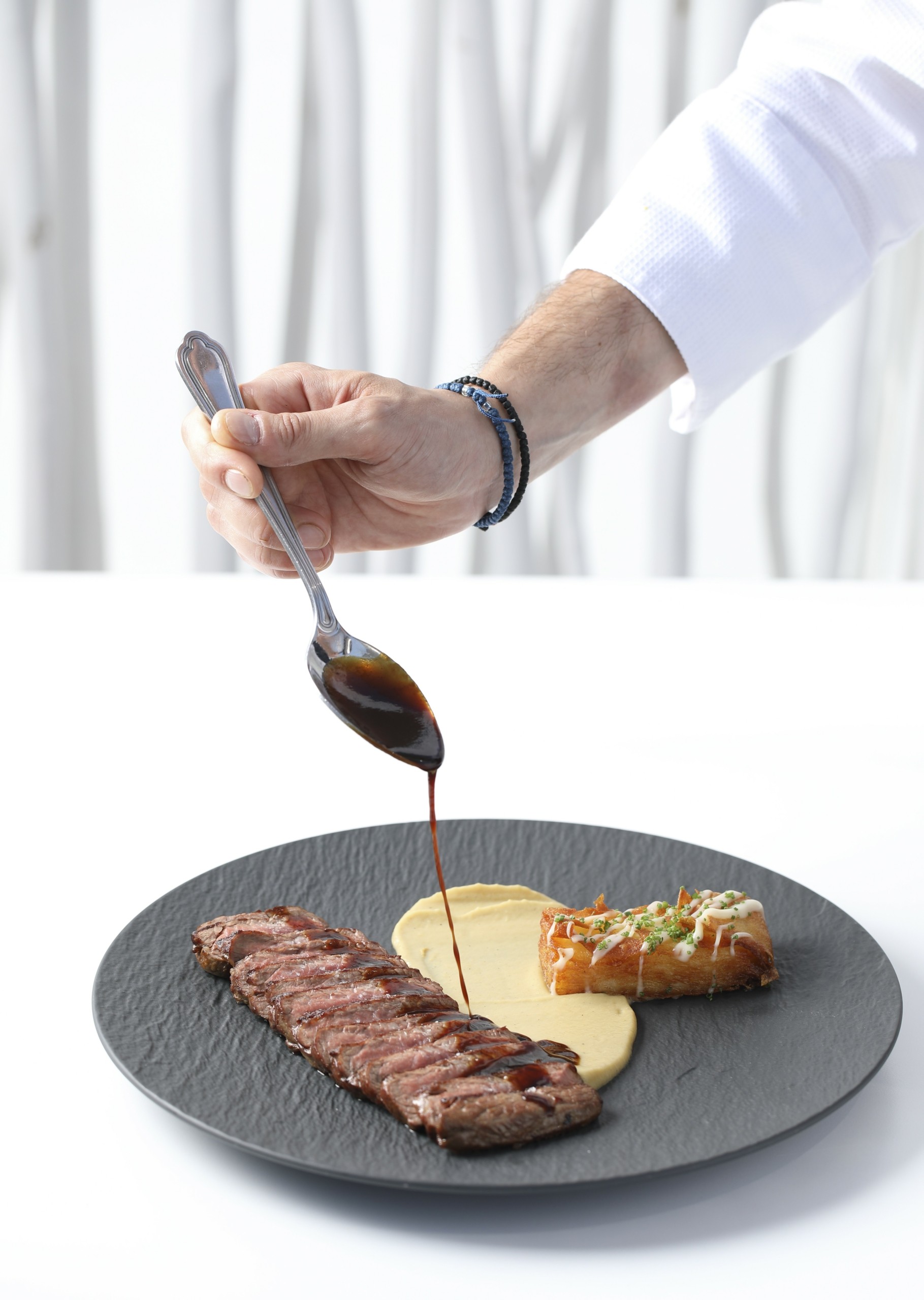 Ενας κορυφαίος Ελληνας bartender σε ένα μαγικό μπαλκόνι της Σαντορίνης