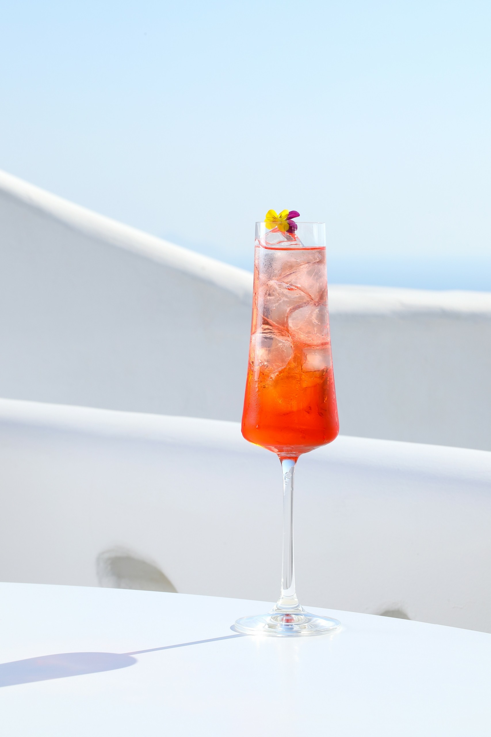 Ενας κορυφαίος Ελληνας bartender σε ένα μαγικό μπαλκόνι της Σαντορίνης