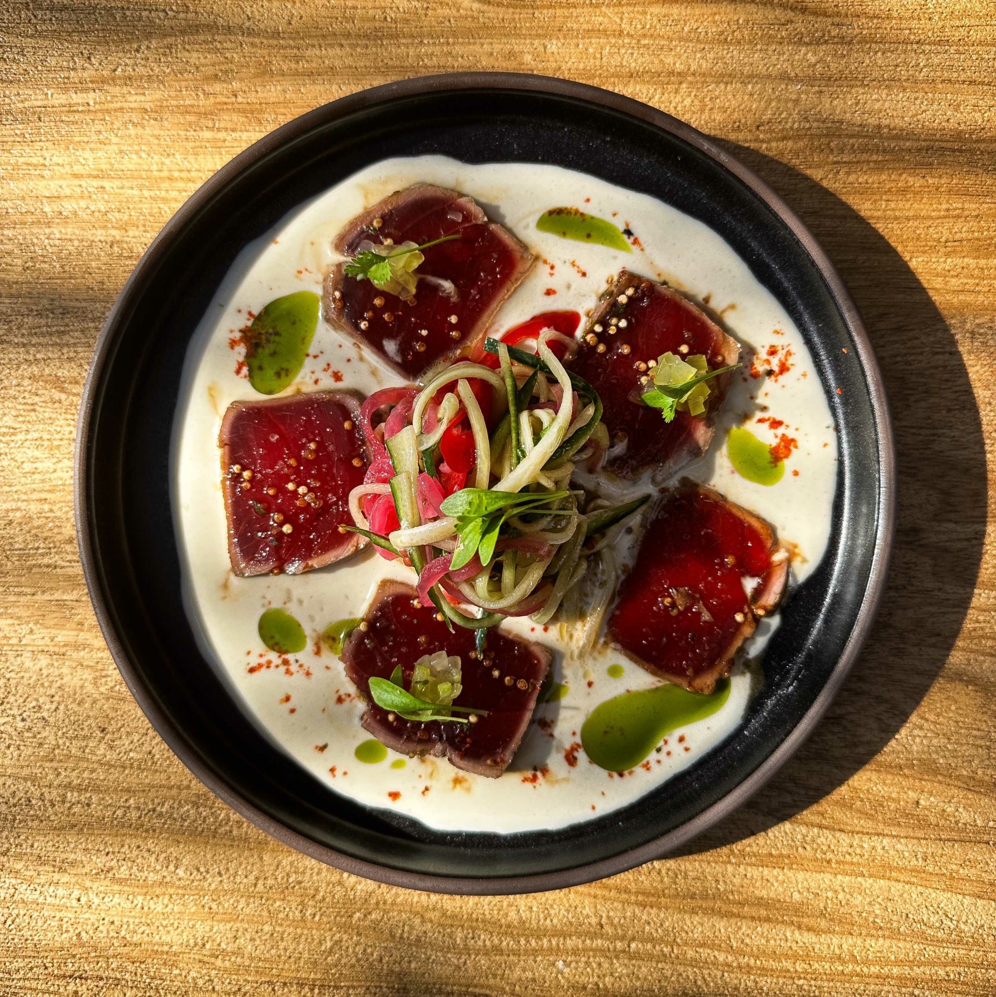 Alemagou – Δοκιμάζουμε το μενού στο αισθησιακό beach club της Φτελιάς στη Μύκονο