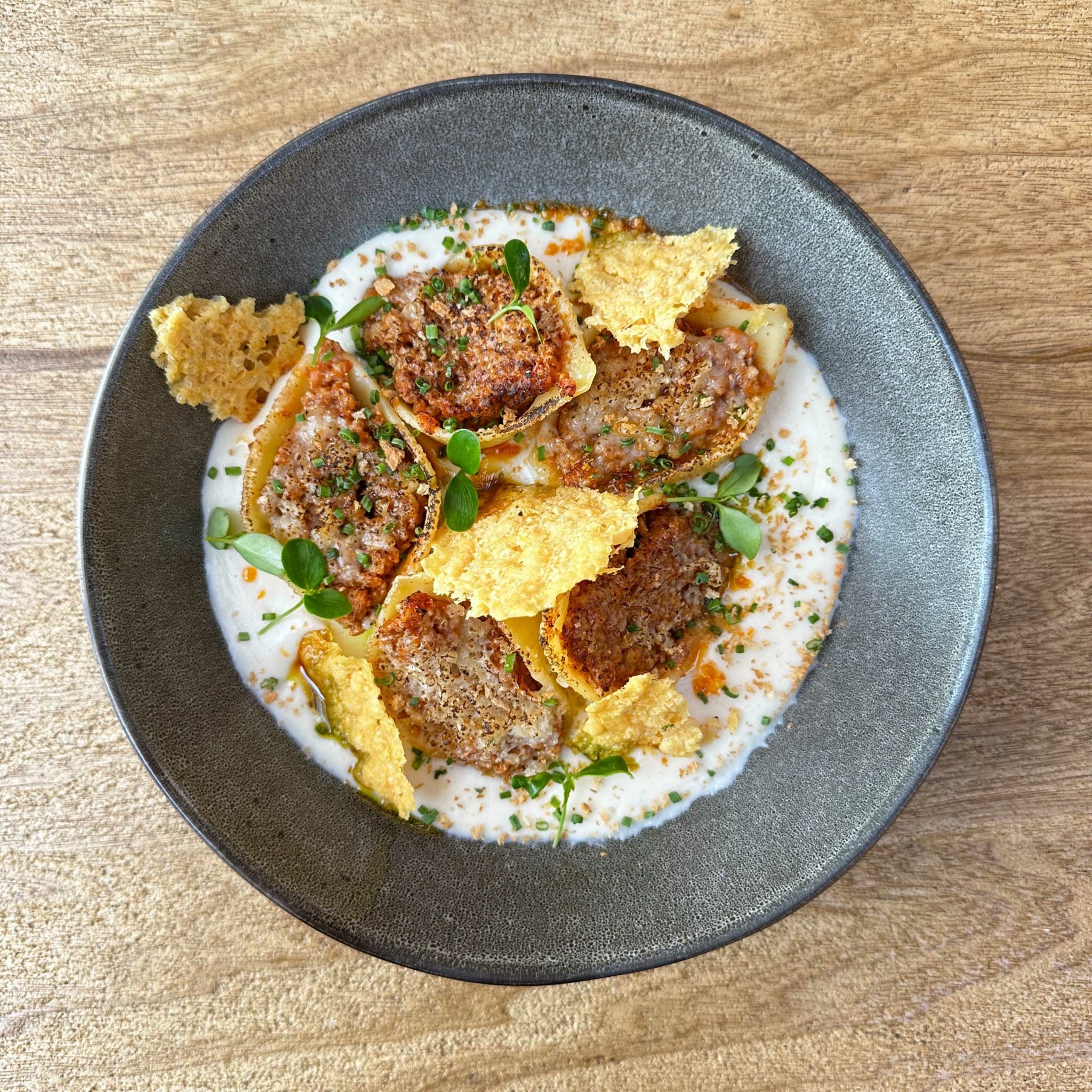 Alemagou – Δοκιμάζουμε το μενού στο αισθησιακό beach club της Φτελιάς στη Μύκονο