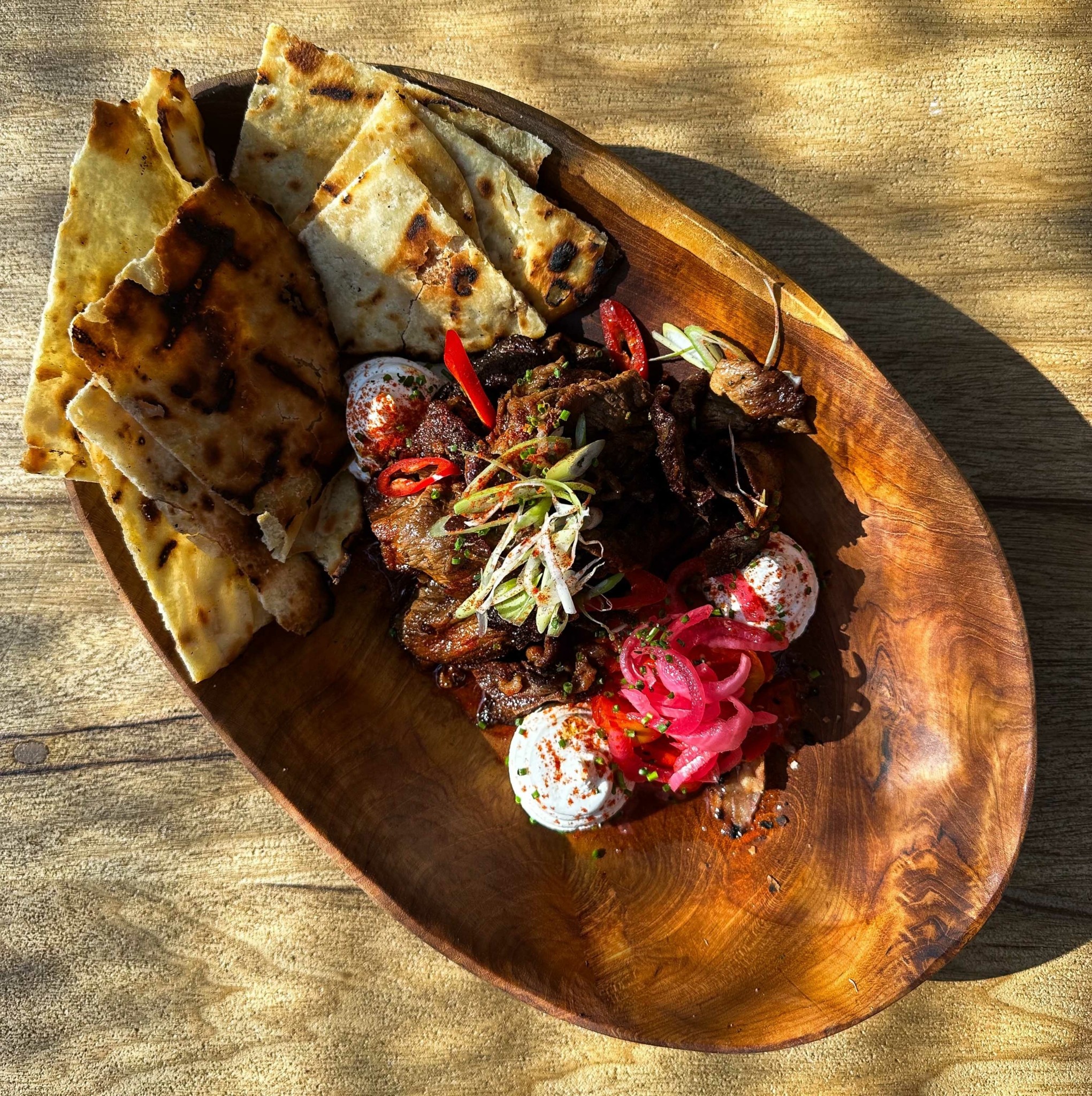 Alemagou – Δοκιμάζουμε το μενού στο αισθησιακό beach club της Φτελιάς στη Μύκονο