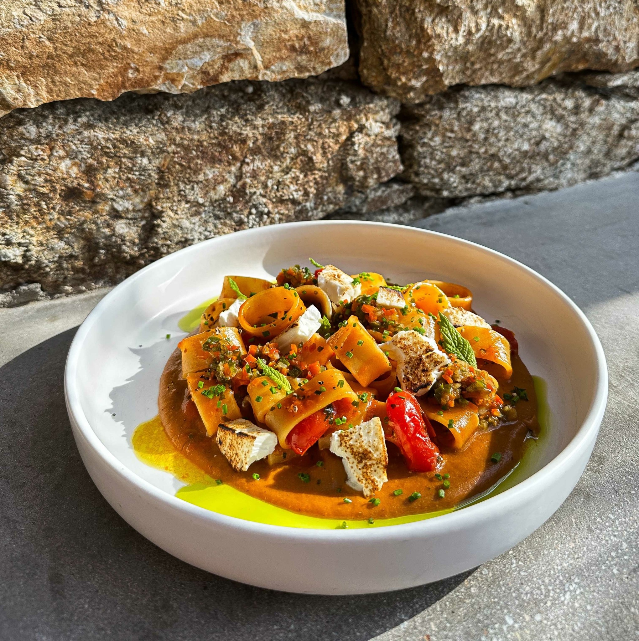 Alemagou – Δοκιμάζουμε το μενού στο αισθησιακό beach club της Φτελιάς στη Μύκονο