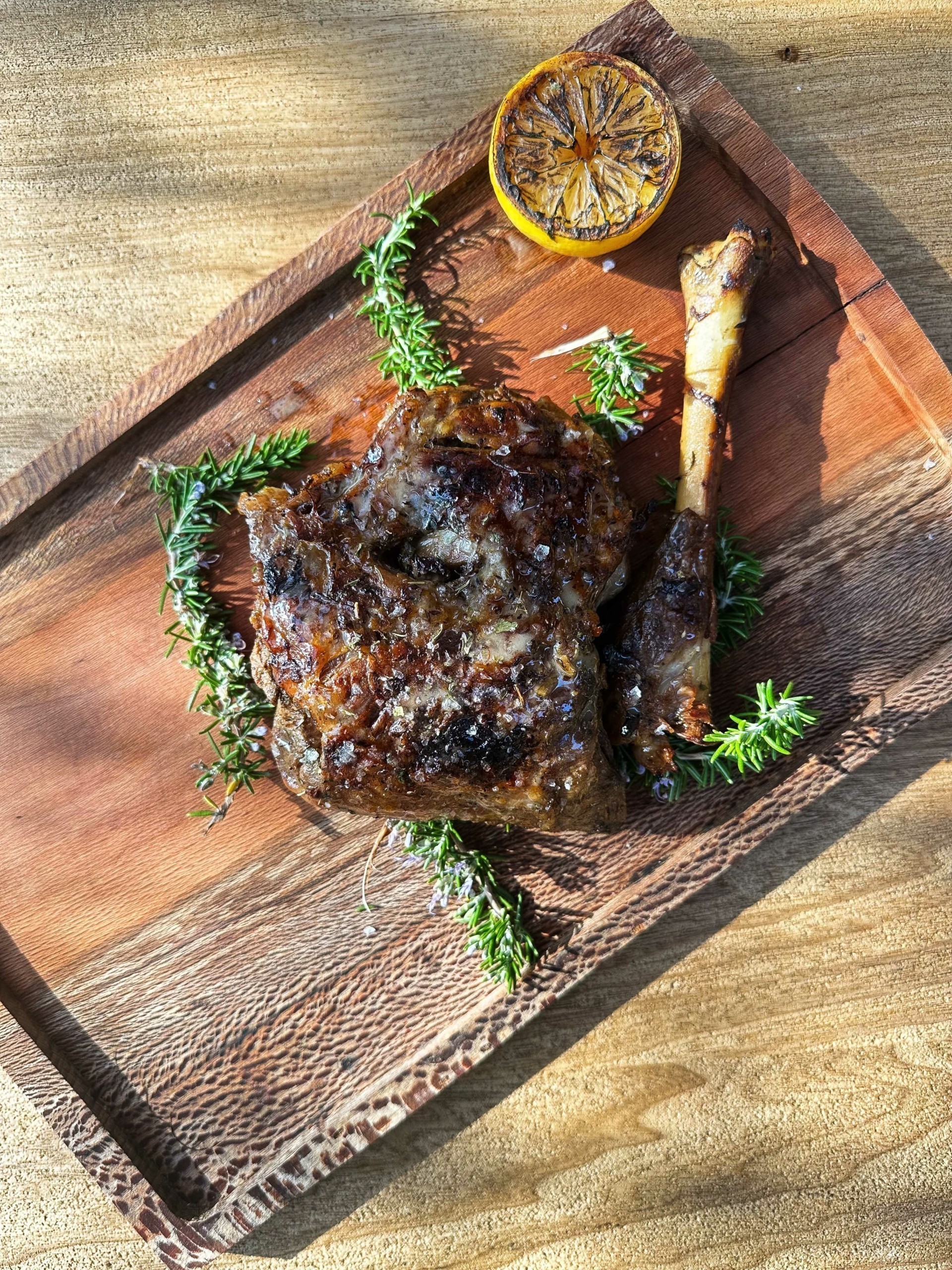 Alemagou – Δοκιμάζουμε το μενού στο αισθησιακό beach club της Φτελιάς στη Μύκονο