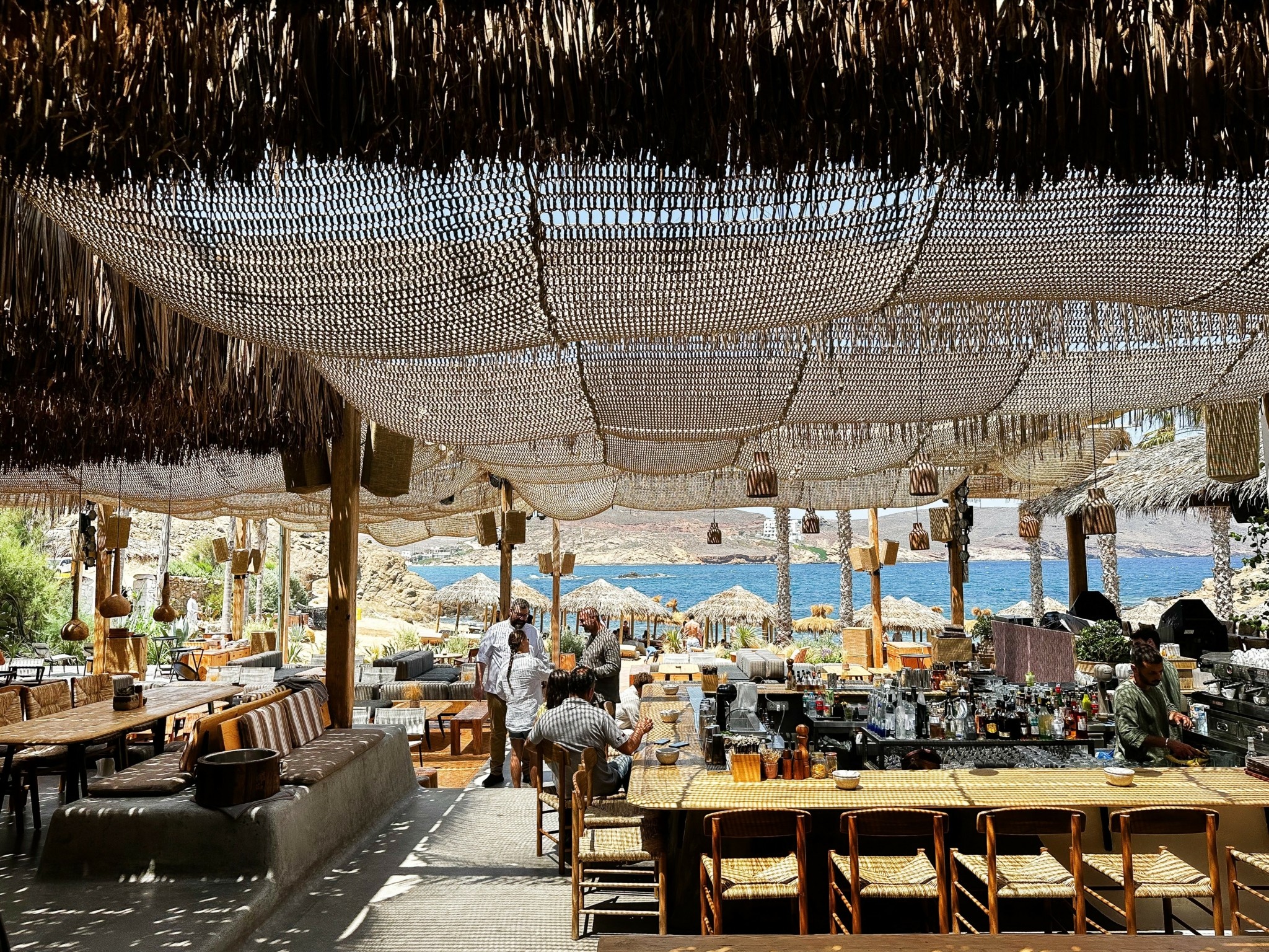 Alemagou – Δοκιμάζουμε το μενού στο αισθησιακό beach club της Φτελιάς στη Μύκονο