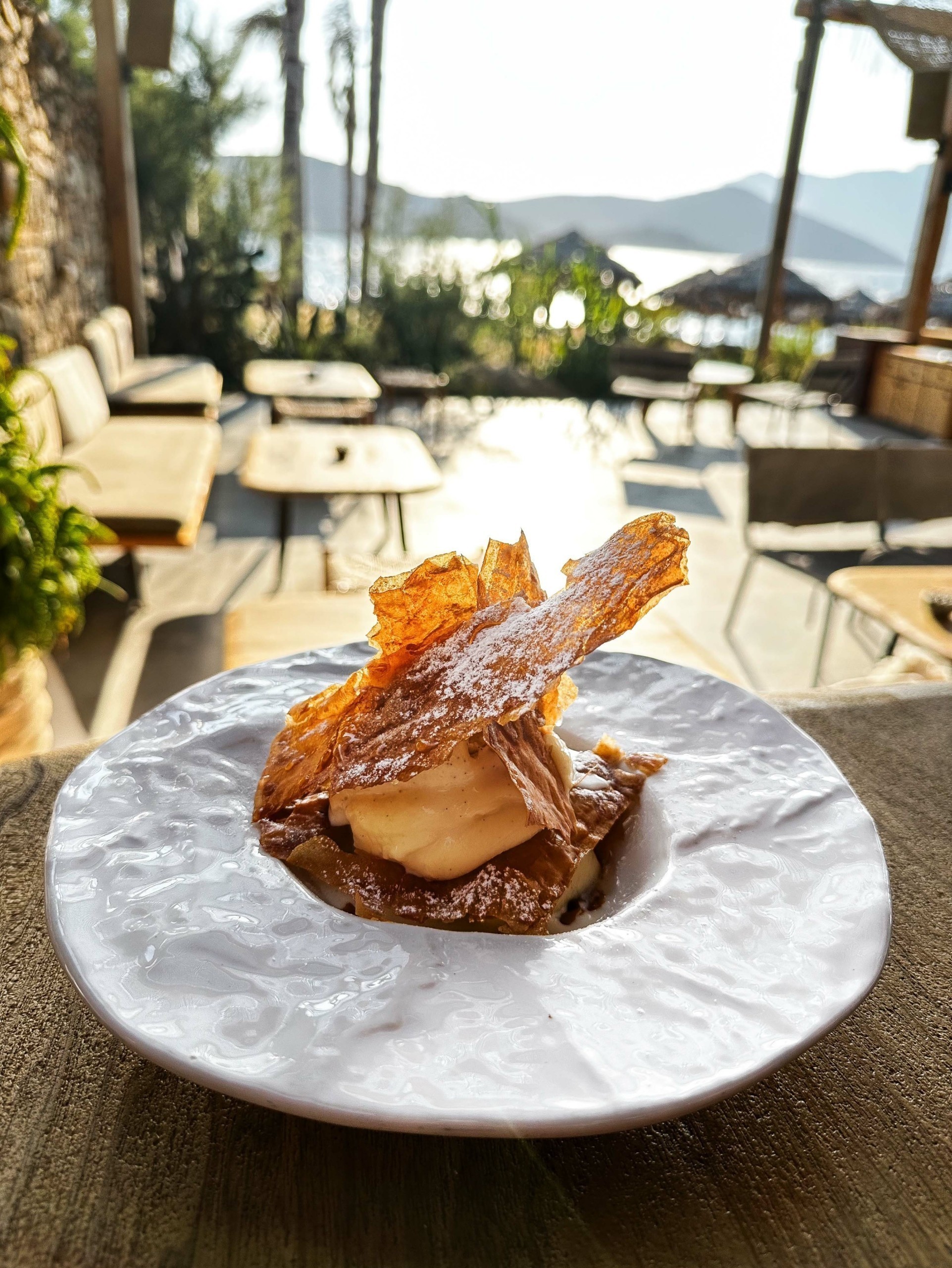 Alemagou – Δοκιμάζουμε το μενού στο αισθησιακό beach club της Φτελιάς στη Μύκονο