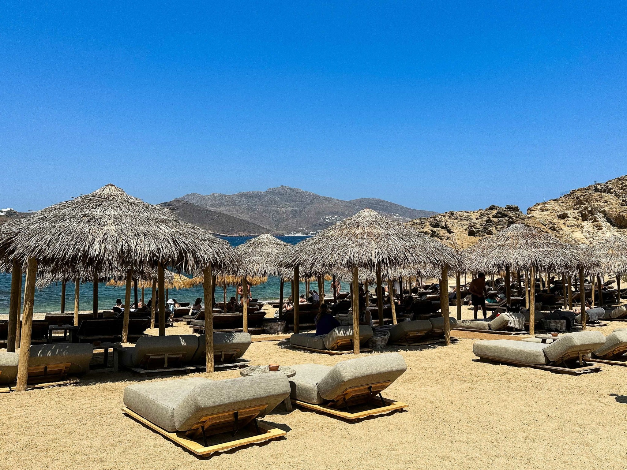 Alemagou – Δοκιμάζουμε το μενού στο αισθησιακό beach club της Φτελιάς στη Μύκονο