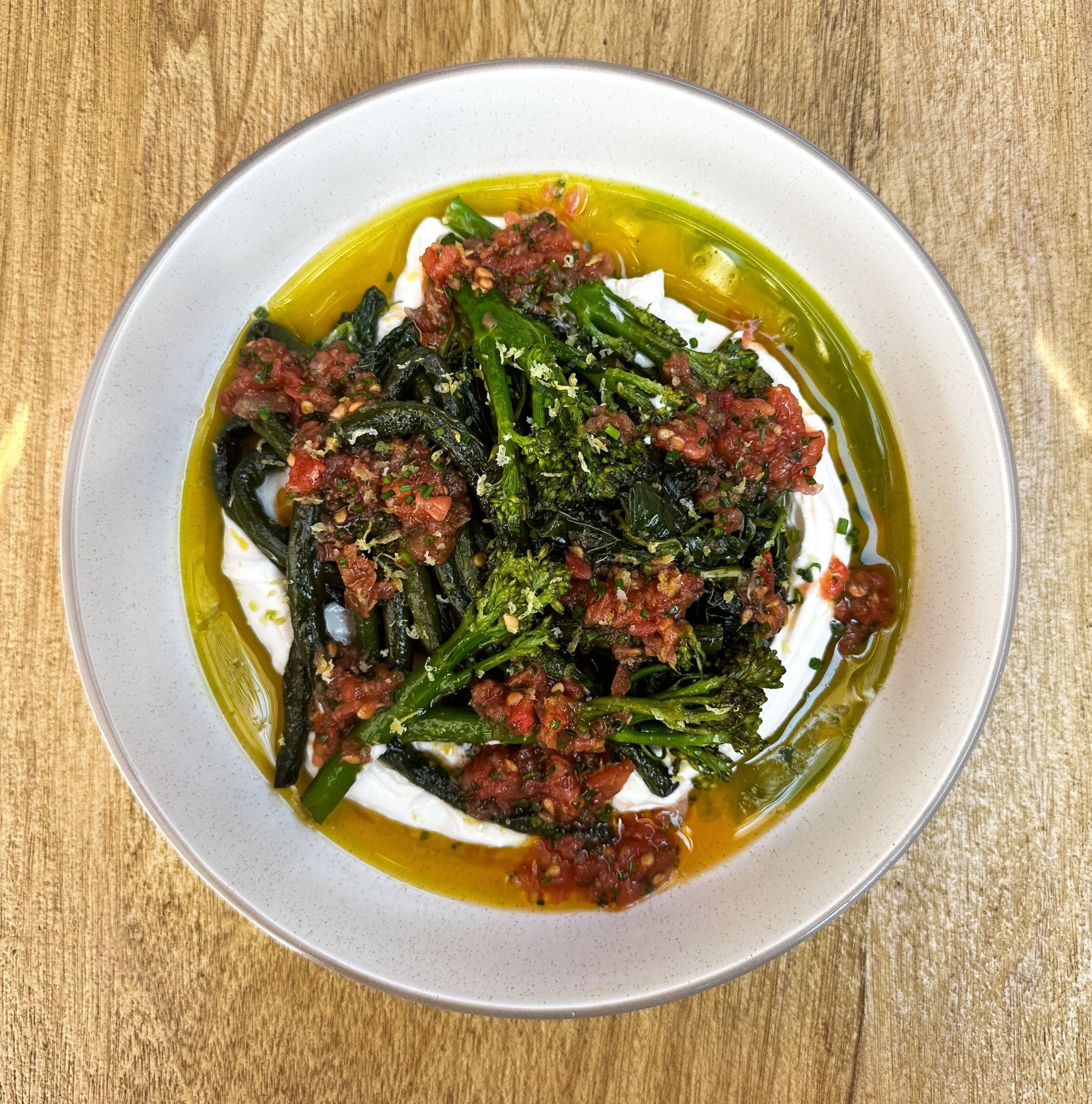 Alemagou – Δοκιμάζουμε το μενού στο αισθησιακό beach club της Φτελιάς στη Μύκονο