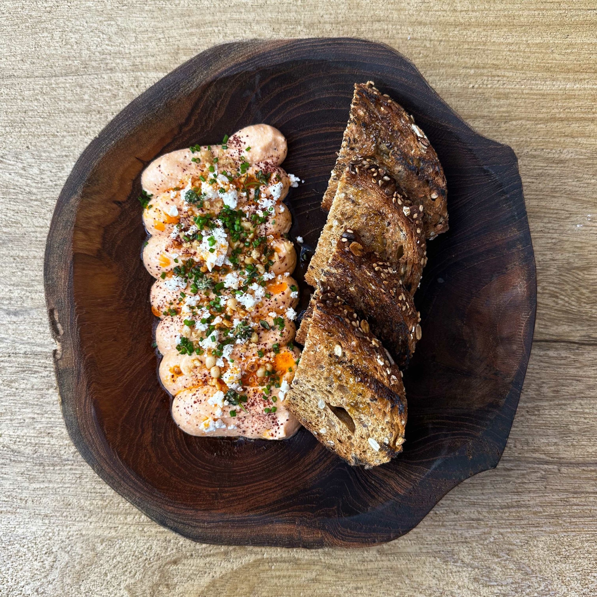 Alemagou – Δοκιμάζουμε το μενού στο αισθησιακό beach club της Φτελιάς στη Μύκονο