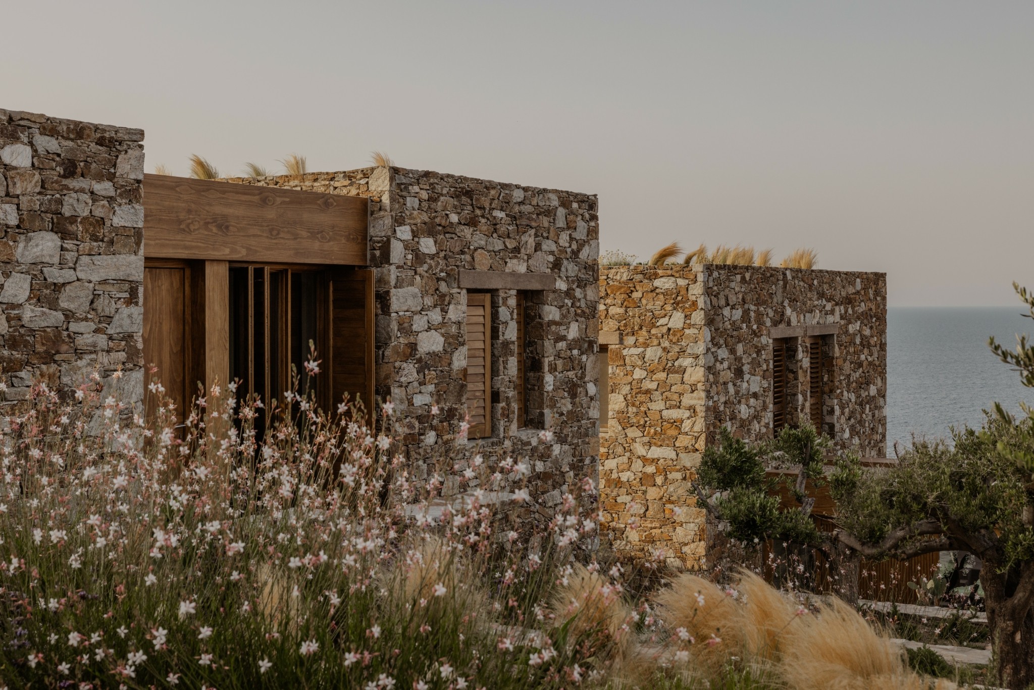 Η ιστορία πίσω από τη νέα κατοικία που θυμίζει μικροσκοπικό χωριό σε ένα μαγευτικό σημείο της Σύρου