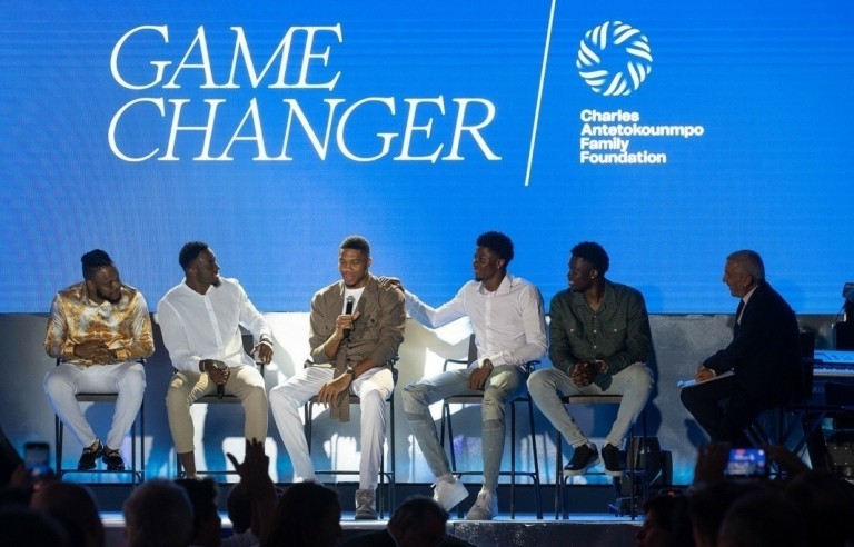 Οι Antetokounbros στο νέο σπίτι της Kaizen Gaming (pics)