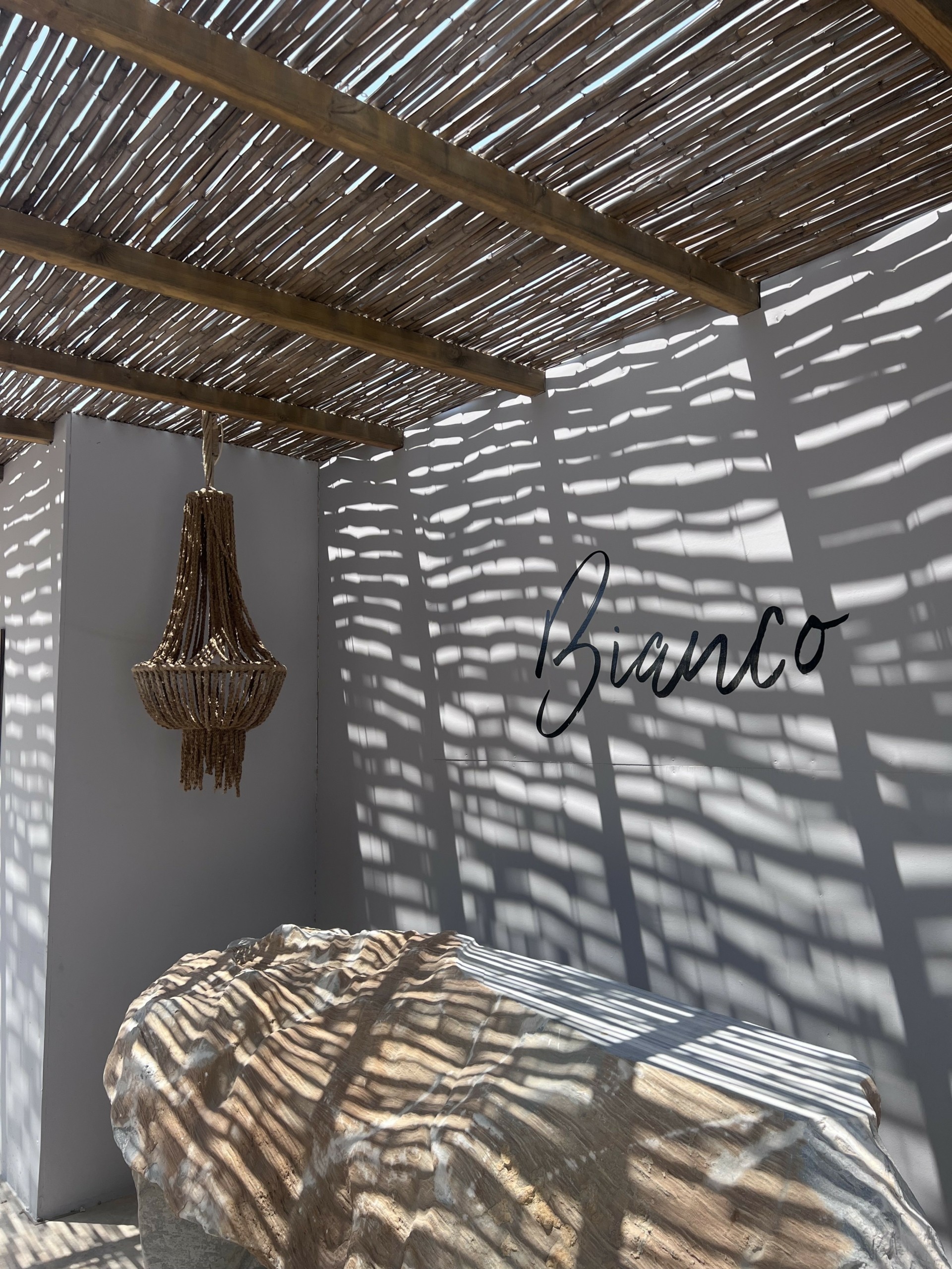 Bianco: Ενα εστιατόριο σε μια παραλία στην Τήνο για στιγμές που ονειρευόμαστε όλη τη χρονιά