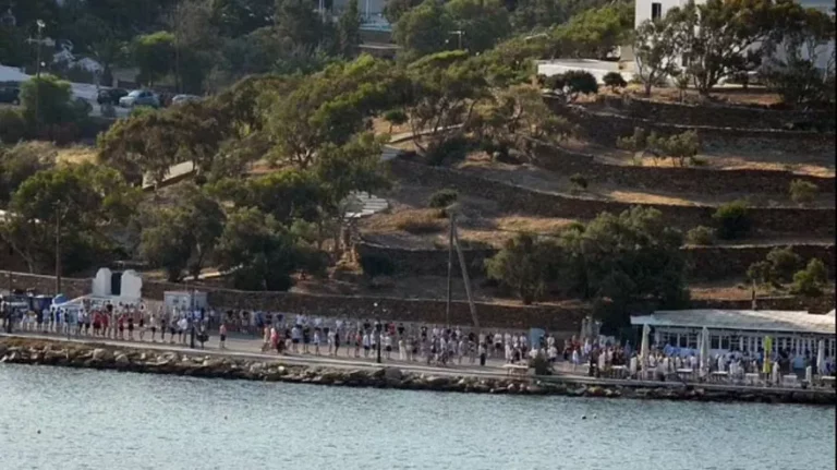 Ίος: Τιμητική φρουρά σχημάτισαν φίλοι και συμμαθητές των 18χρονων στο λιμάνι (pics)