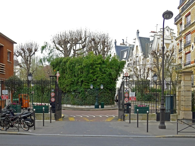 H πιο ακριβή περιοχή του Παρισιού – Εχει μόνο 100 σπίτια, πύλη εισόδου και φυλάσσεται 24 ώρες