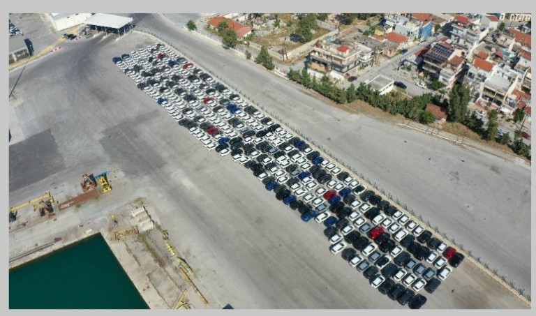 Νέο ro-ro πλοίο ξεφόρτωσε εκατοντάδες αυτοκίνητα στο λιμάνι του Βόλου