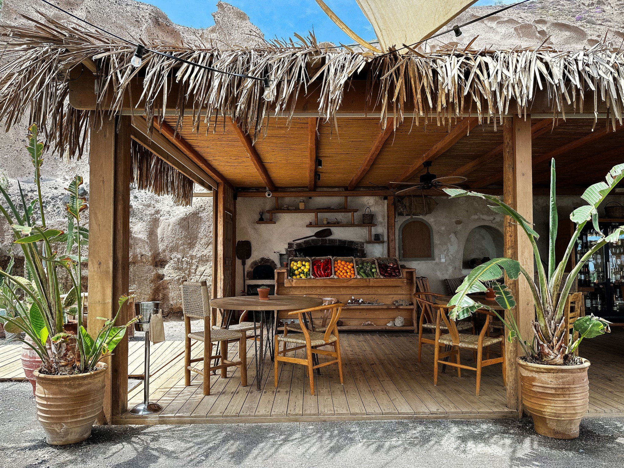 Yalos – Fun dining στη μαγική παραλία του Έξω Γιαλού στη Σαντορίνη