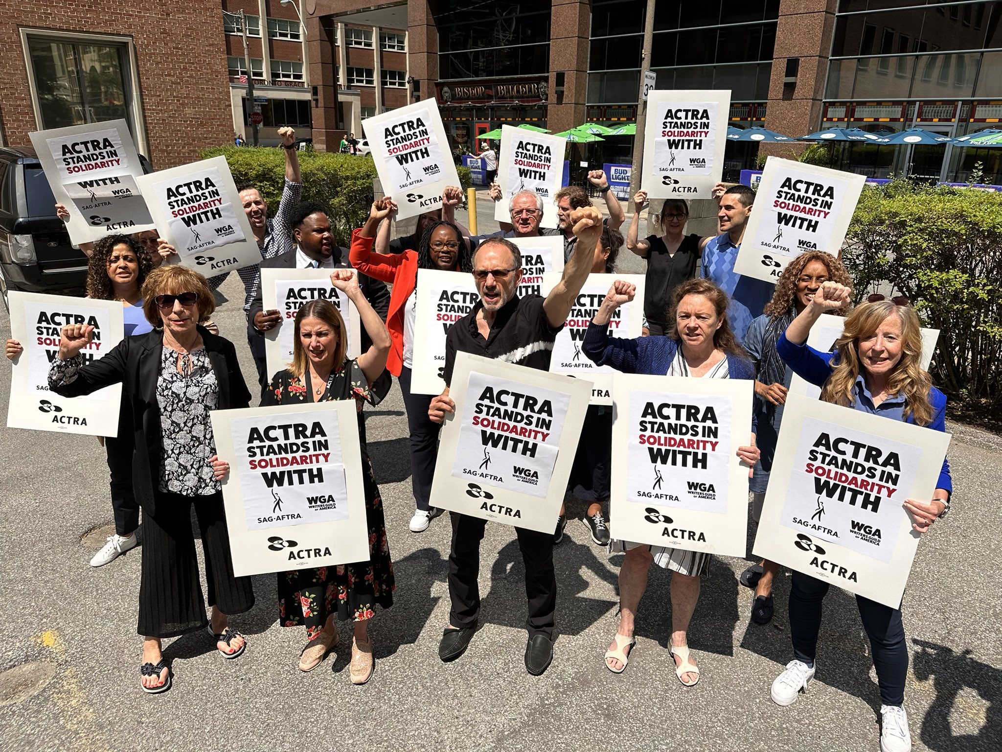 ΗΠΑ: Το Χόλιγουντ παραλύει – Oι ηθοποιοί συνεχίζουν την απεργία τους