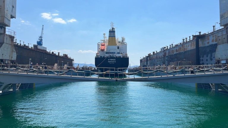 Ναυπηγεία Ελευσίνας: Στη δεξαμενή Στρατή Γ. Ανδρεάδη το πρώτο πλοίο μετά από έξι χρόνια (pics)