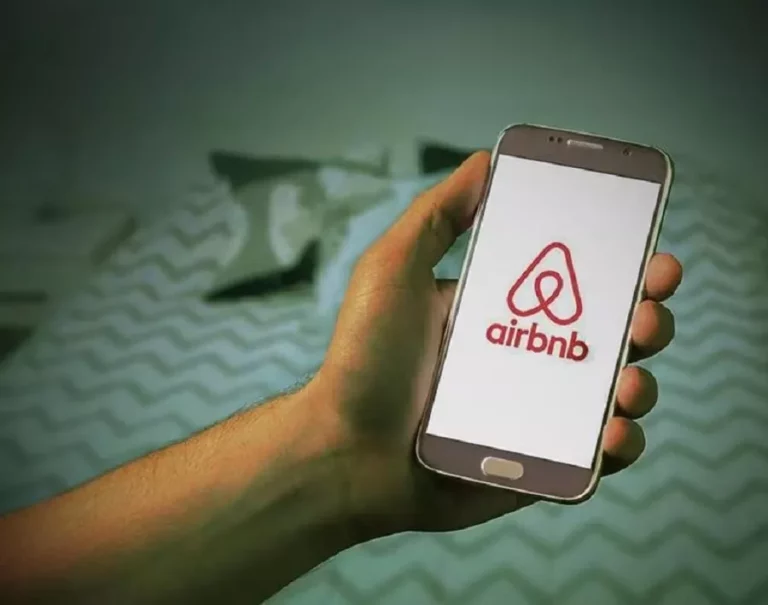 Οι ιδρυτές της Airbnb έγιναν δισεκατομμυριούχοι – Ράλι της μετοχής στη Wall Street