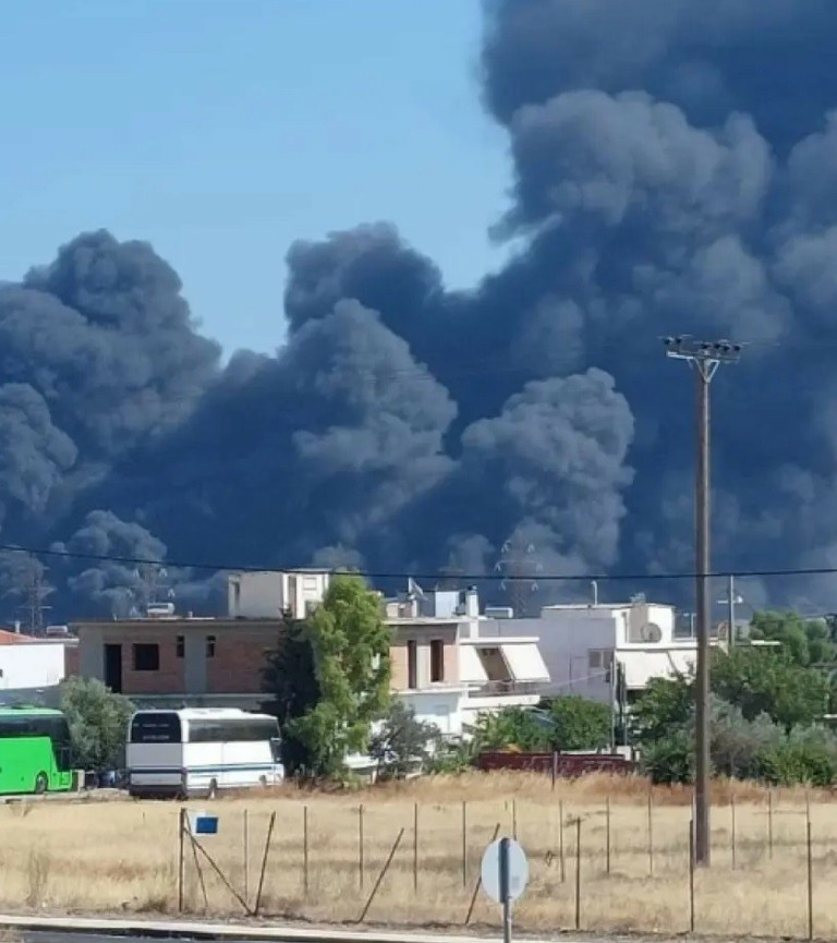 Ασπρόπυργος: Πυρκαγιά δίπλα σε βυτία – Μήνυμα από το 112 στους κατοίκους (pic + vid)