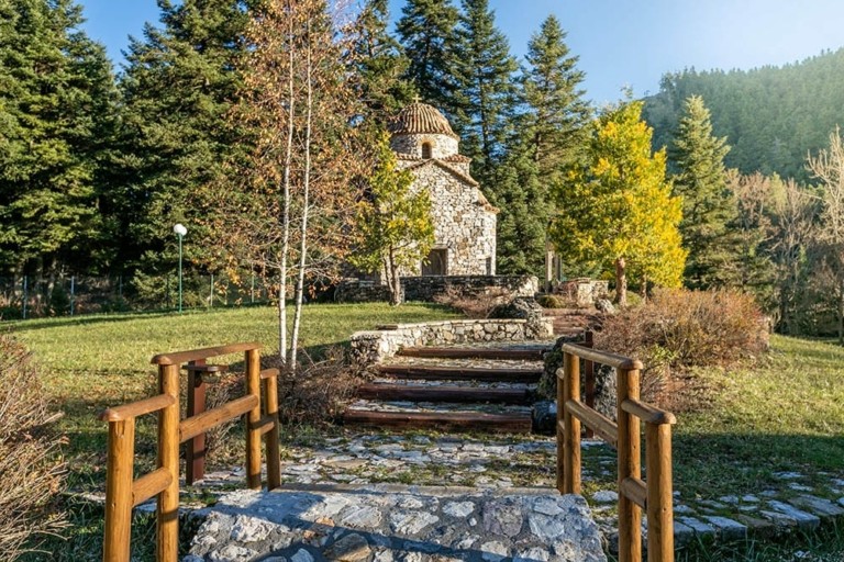 Μια όαση δροσιάς στα 1.330 μέτρα υψόμετρο, μέσα στη φύση της Αρκαδίας, δύο ώρες από την Αθήνα