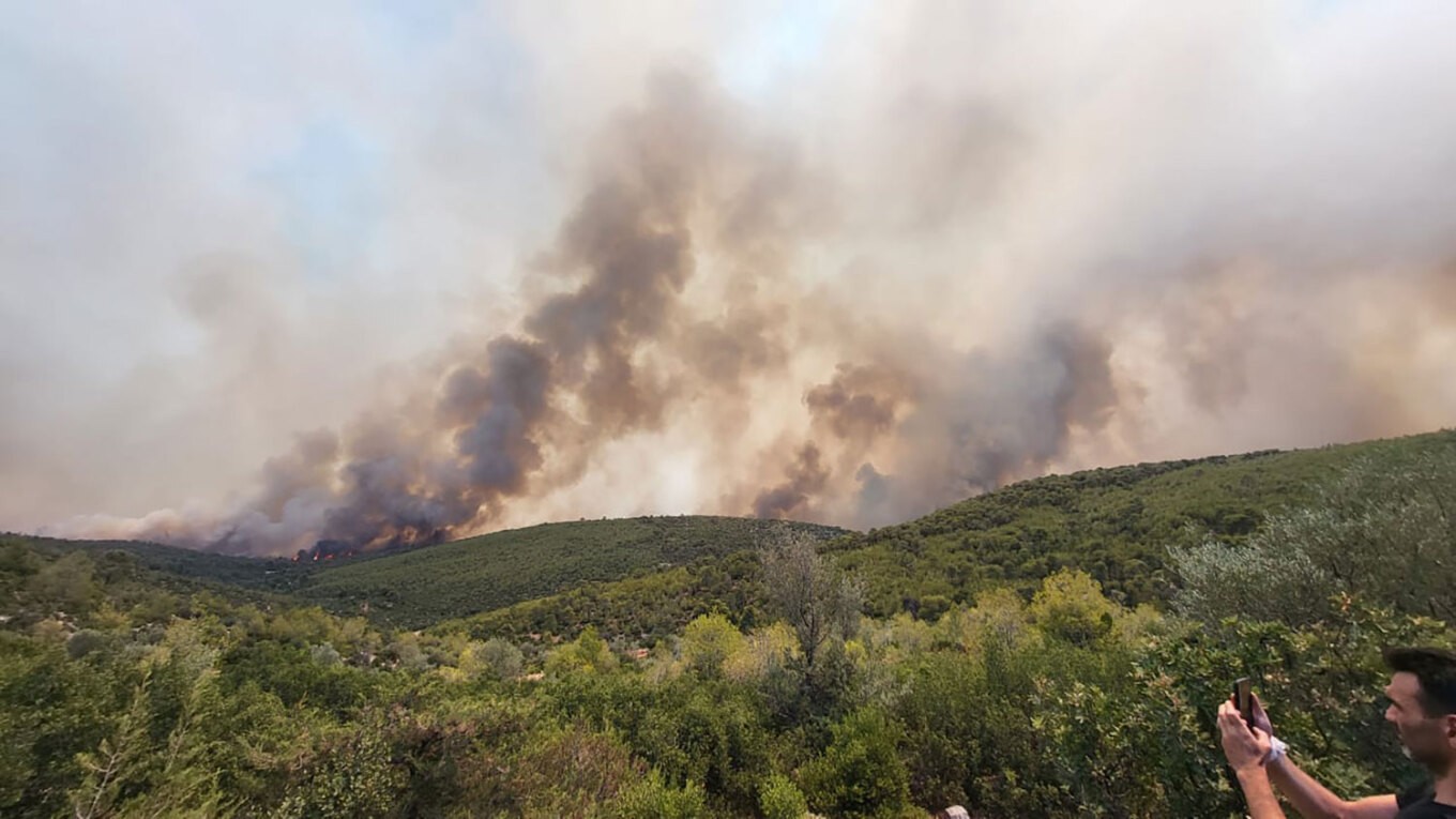 Φωτιά στα Δερβενοχώρια: Το μέτωπο που απειλεί τη Μάνδρα (pics + vid)