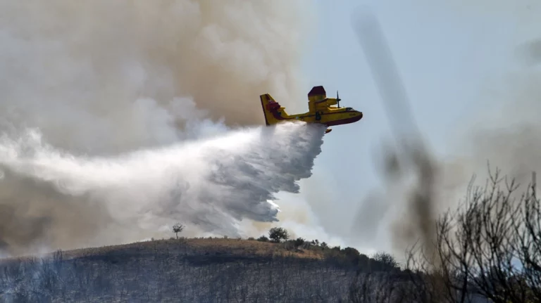 Οριοθετημένη περιμετρικά η φωτιά στο Αλιβέρι – Συνελήφθη 75χρονος (upd)