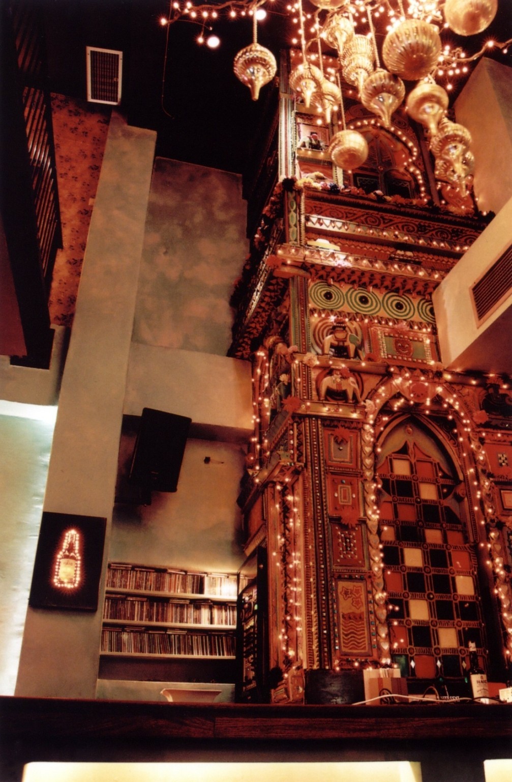 Το θρυλικό Bar Guru Bar στην πλατεία Θεάτρου – Ο δημιουργός αφηγείται την ιστορία που μένει ανεξίτηλη (φωτό)