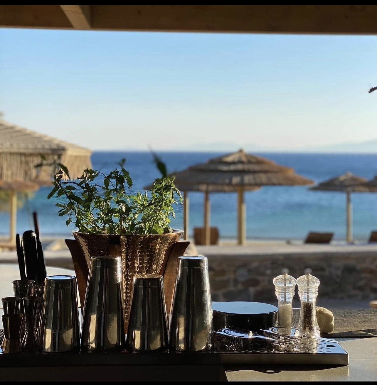 Bianco: Ενα εστιατόριο σε μια παραλία στην Τήνο για στιγμές που ονειρευόμαστε όλη τη χρονιά