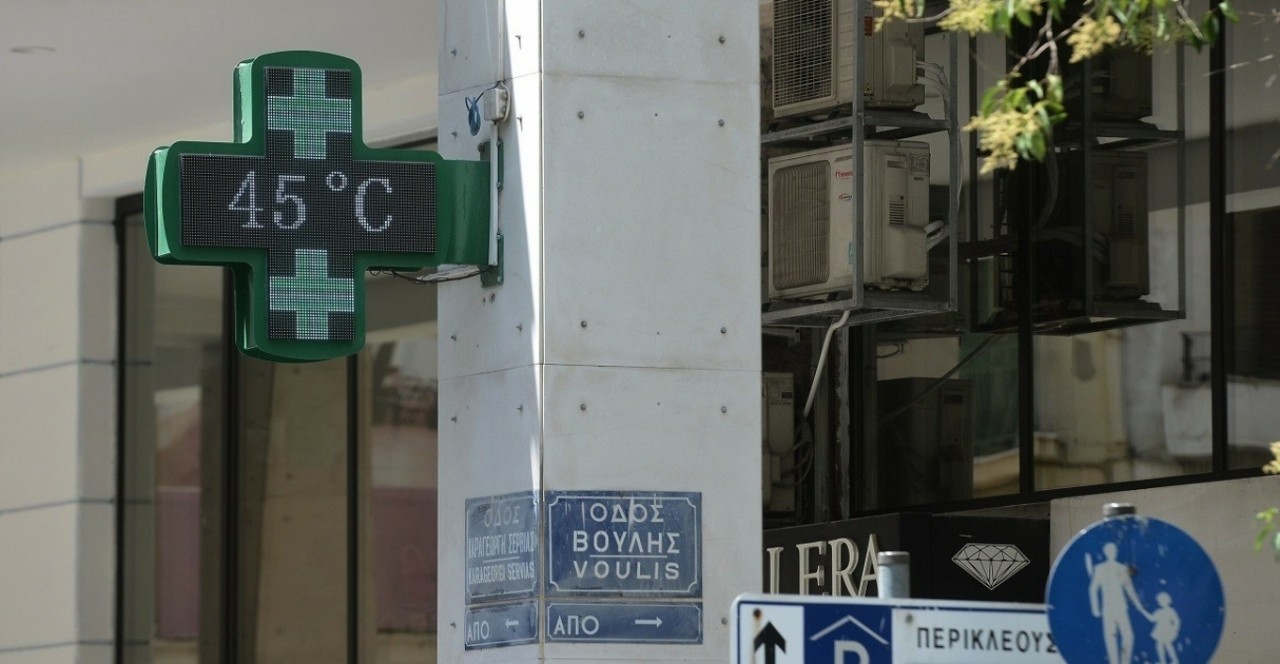 Καύσωνας Κλέων: «Βράζει» η Αθήνα, έγραψε 45 βαθμούς το θερμόμετρο – Ο καιρός για 15 και 16 Ιουλίου (vids)