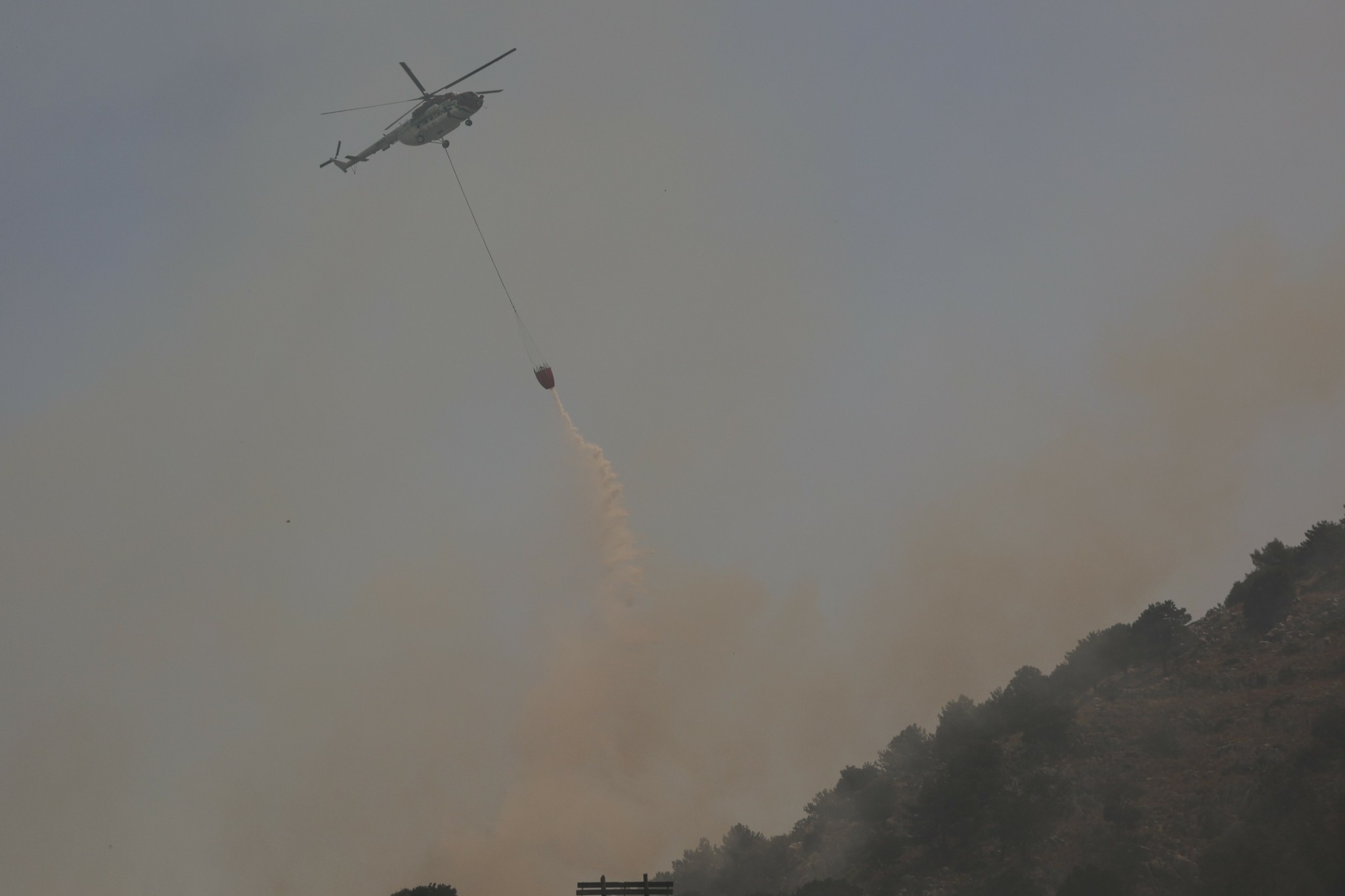 Πυρκαγιές: Καλύτερη η εικόνα στην Κέρκυρα – Επιστρέφουν στα ξενοδοχεία οι τουρίστες