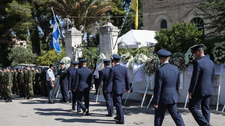 Σε κλίμα οδύνης το «τελευταίο αντίο» στον σμηναγό Χρήστο Μουλά (pics + vid)