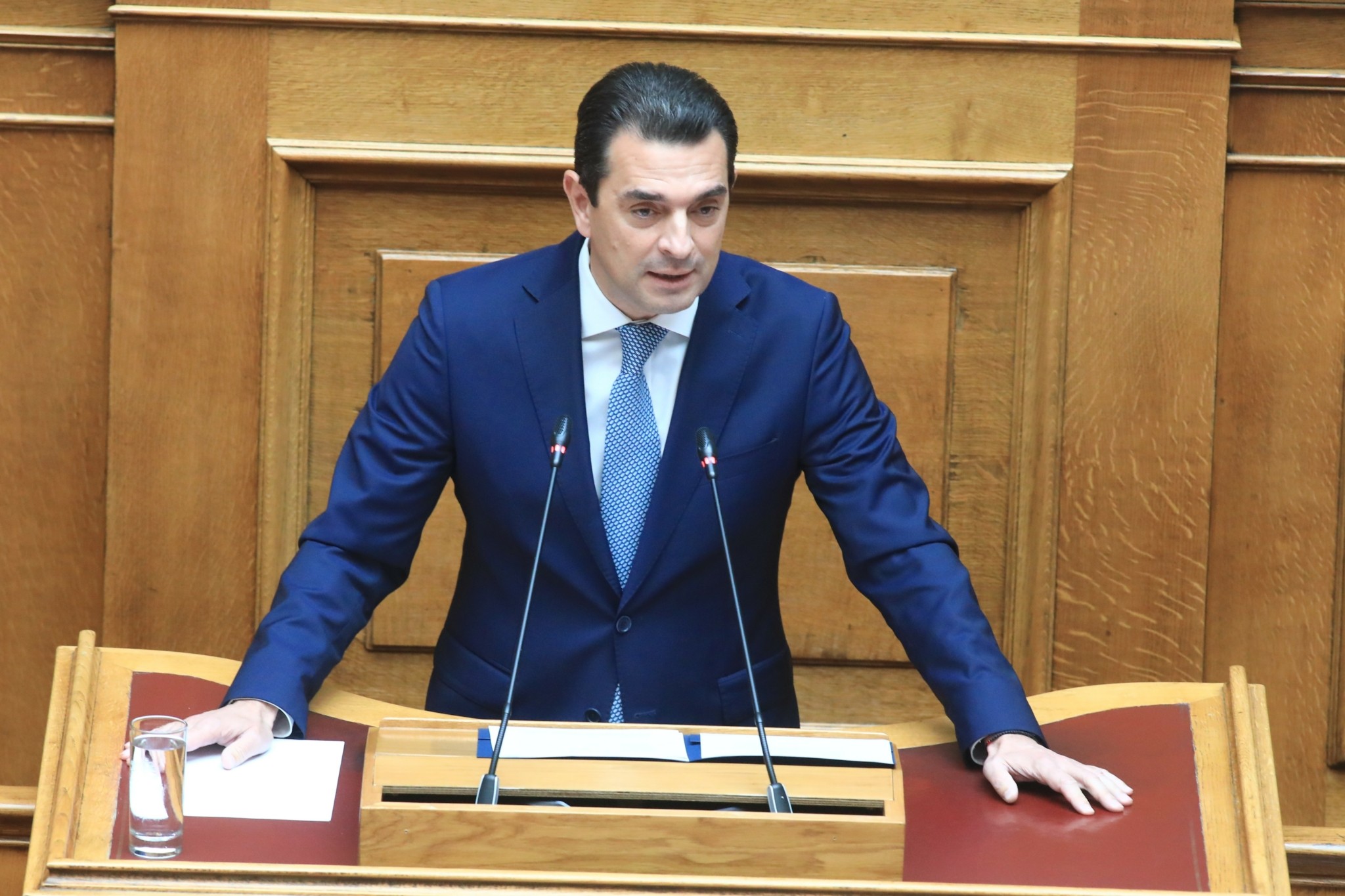 Σε υψηλούς τόνους η συζήτηση στη Βουλή για την ακρίβεια